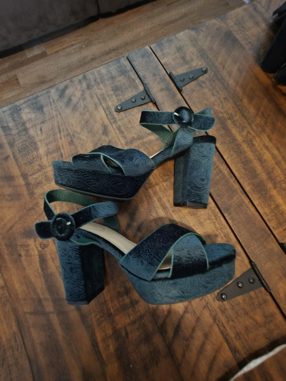 Women’s Velvet 4